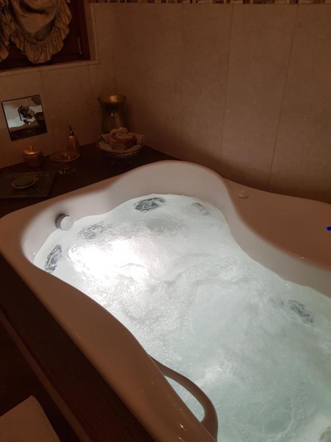 Bed and Breakfast Il Sasso Bianco Comerio Екстер'єр фото